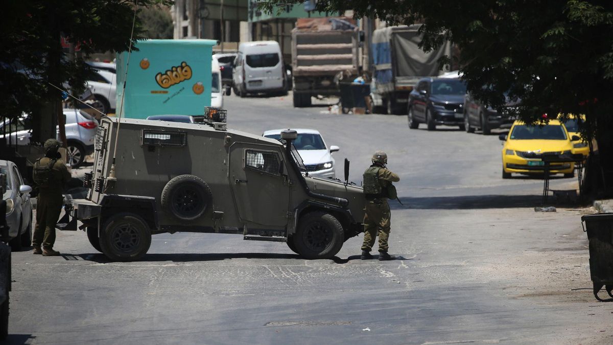 Archivo - Vehículos militares israelíes en Cisjordania