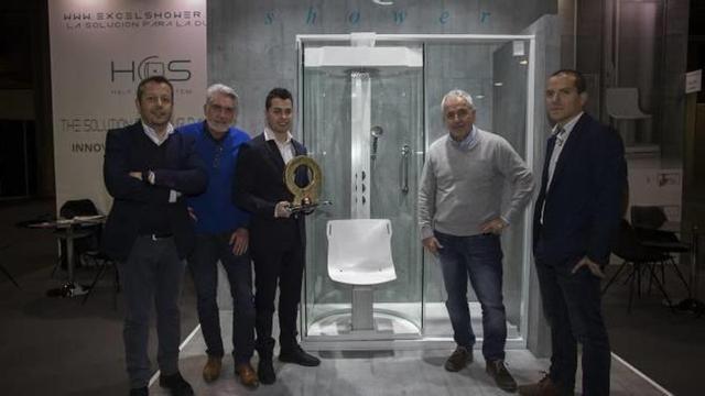Equipo de Excel Shower, con el Alfa, junto al diseño de ducha que ha sido premiado.