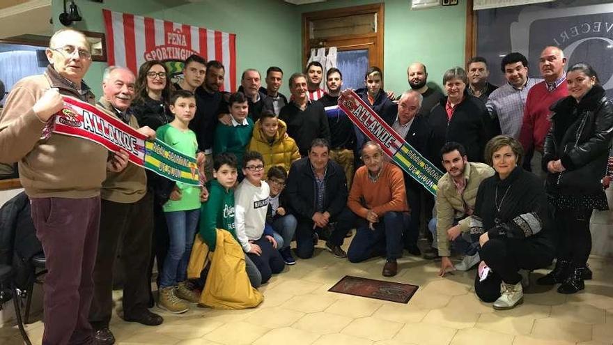 La peña Allande celebra su cuarto aniversario junto a Aitor y Hernán