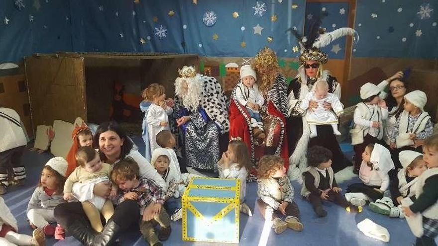 Padres de los alumnos hicieron ayer de Reyes Magos en O Tombo.