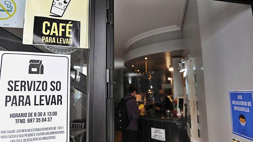 Servicios para llevar en el lalinense Café de Mili, en el Alameda.  | // BERNABÉ/JAVIER LALÍN