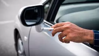 ¿Te pueden prohibir fumar en tu propio coche?