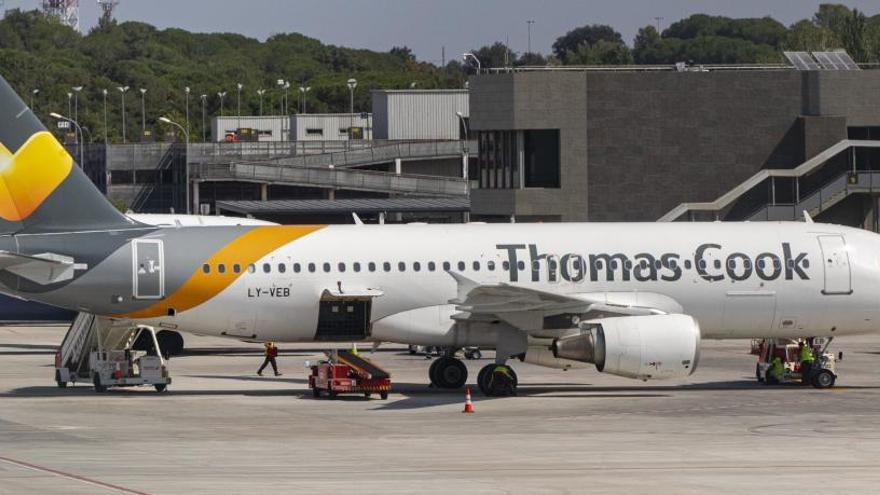Imatge d&#039;arxiu d&#039;un avió de Thomas Cook a l&#039;aeroport de Girona.