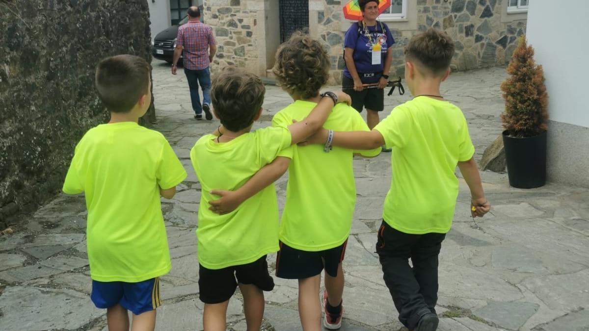 Varios niños durante el Camino de Santiago organizado por AVOI en 2024.
