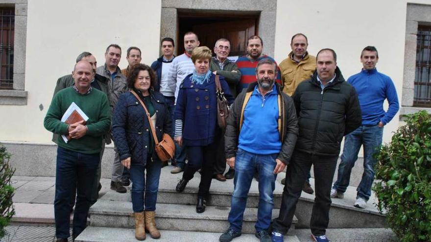 Miembros de la asociación Promiel, ayer en Boal.