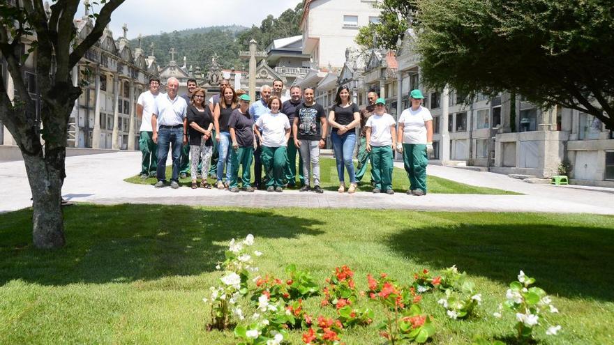 Alumnado del Patronato, con su presidente y vecinos en los jardines del cementerio de Domaio.//Gonzalo Núñez