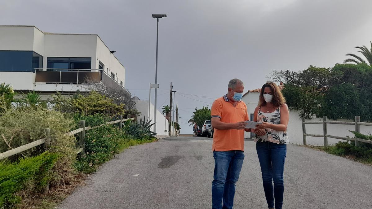 La concejala de Obras, Carmen Morellà,  y el edil de Urbanismo, José Chaler, han comprobado la colocación de las farolas.