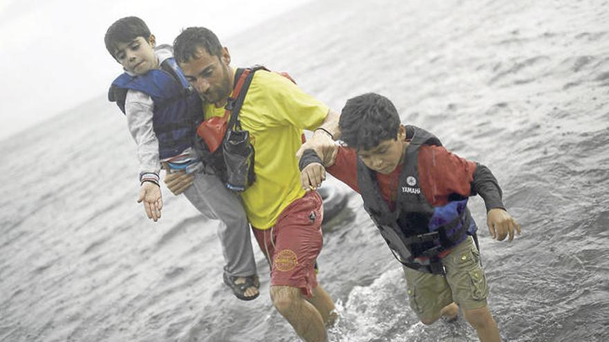 Marcos Chércoles, con varios niños que trataban de llegar a Lesbos en las inseguras barcas de las mafias.