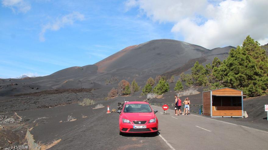 Carretera sepultada por las coladas del volcán.