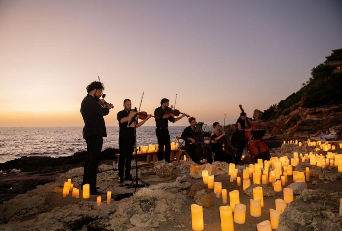 La Ibiza String Ensemble en una actuación previa. |  | D.I.