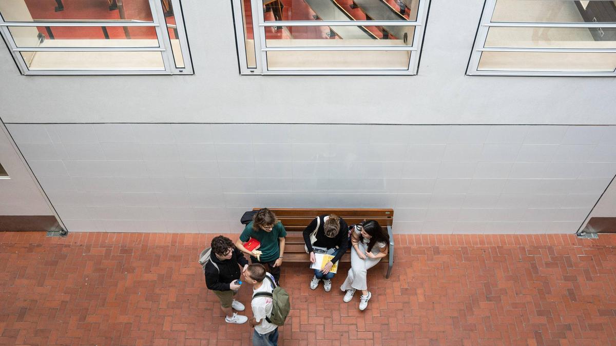 Estudiantes en un pasillo de la UPF, en junio del año pasado.