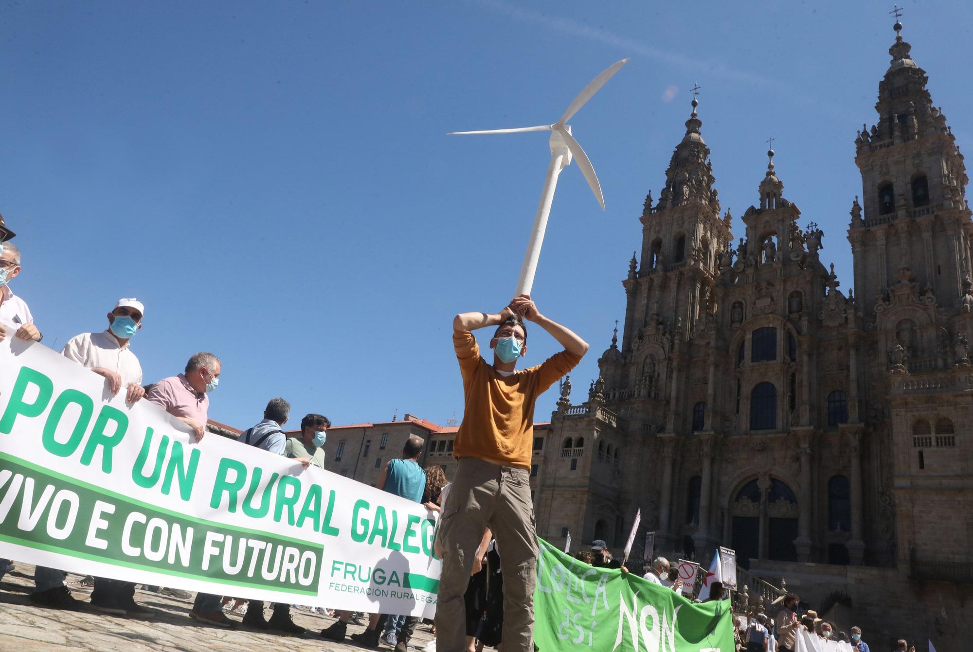 Una multitudinaria marcha recorre Santiago para exigir "un nuevo modelo eólico" y la paralización de proyectos