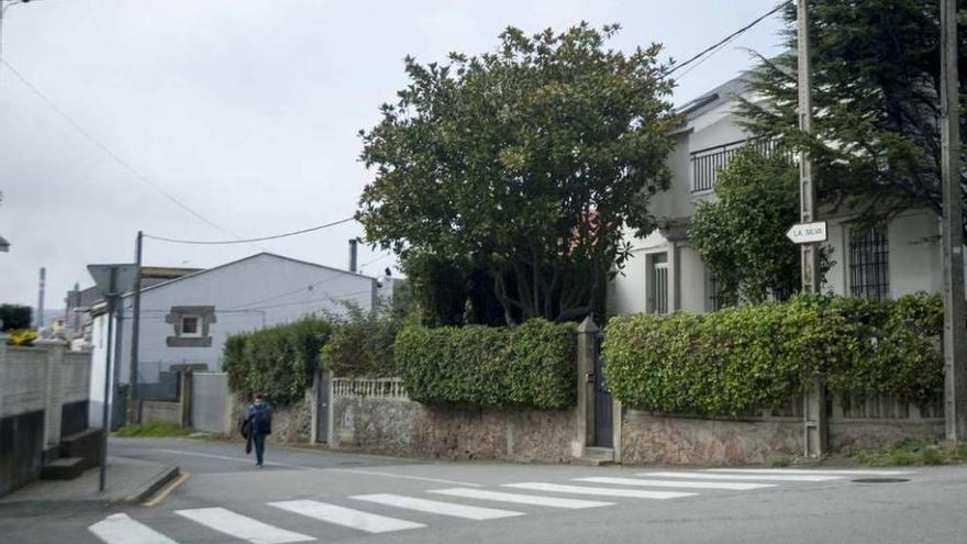 Un niño vuelve a casa, por el camino de A Silva, después del colegio.