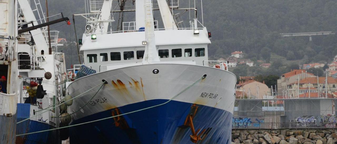 El barco New Polar atracado en el mulle de Cangas en 2019.