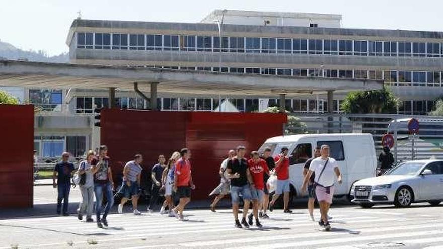 Trabajadores salen de la planta de Balaídos. // Alba Villar