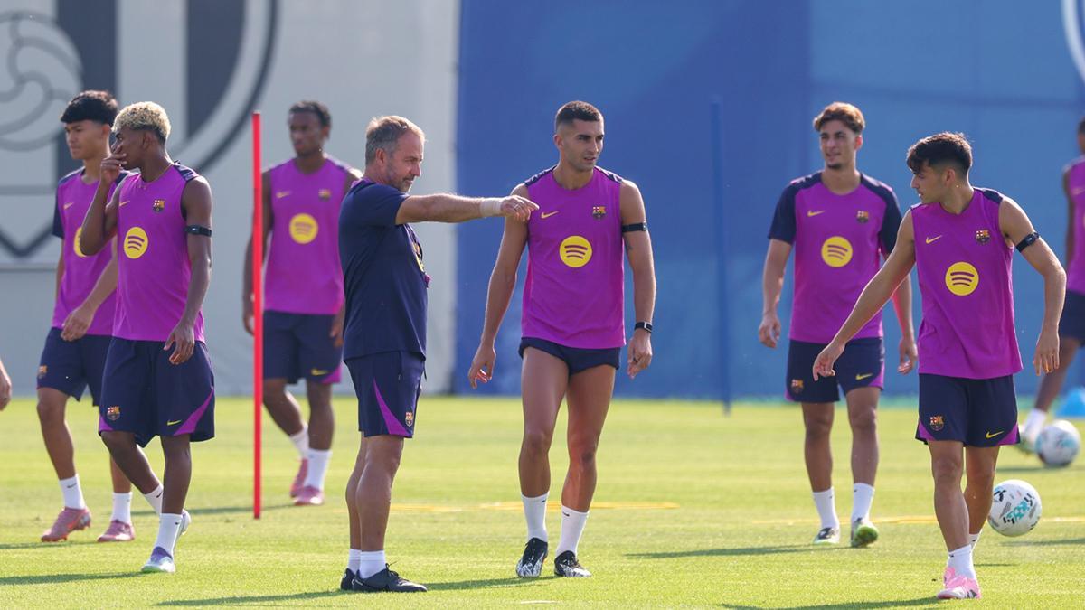 Hansi Flick junto a Ferran Torres y Pedri durante el entreno