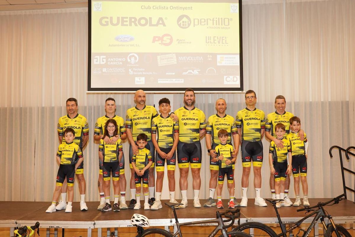 Ciclistas del equipo amateur del Club Ciclista Ontinyent, en la presentación de la temporada.