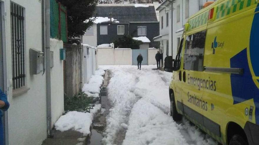 La ambulancia en la calle Guadalquivir de Ribadelago, cubierta de nieve.