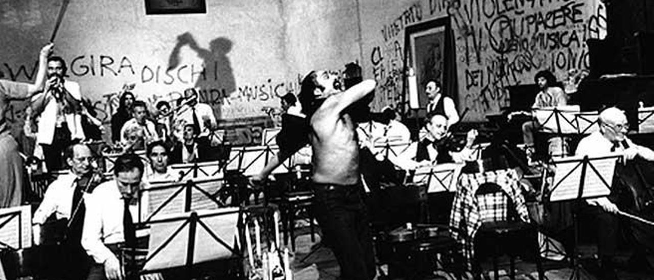 Fotograma de Ensayo de Orquesta de F. Fellini.