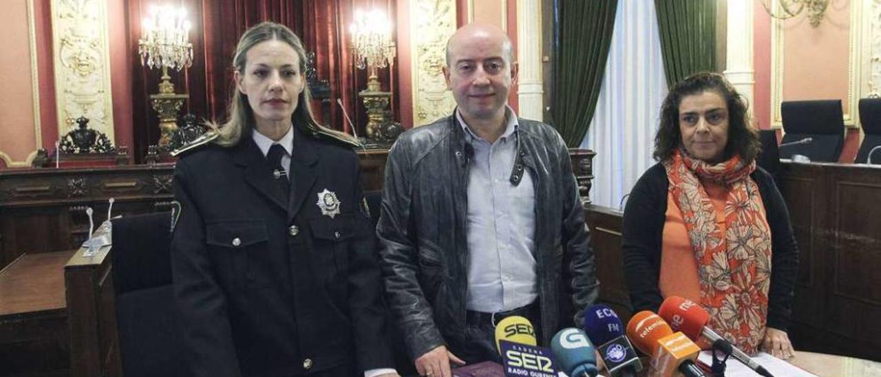 La intendente de la Policía Local, María Barrera, el portavoz del gobierno, José Araújo, y la edil de Personal, Flora Moure. // Iñaki Osorio