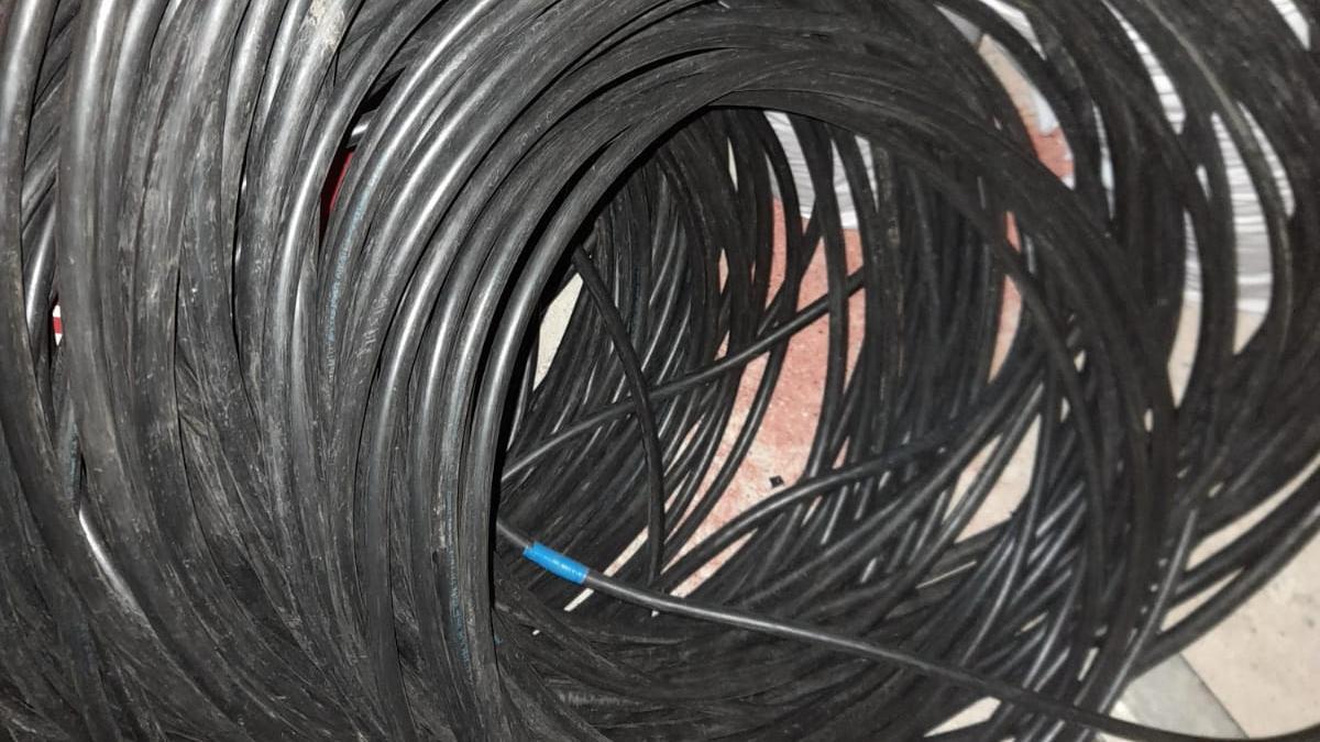 Part del cable localitzat als lladres de Santa Coloma