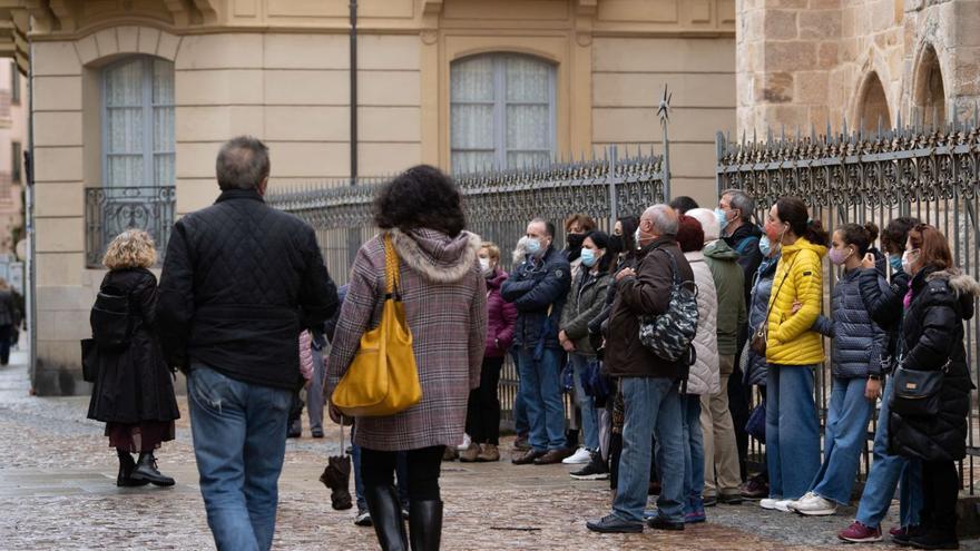 Turistas en la iglesia de Santa María Magdalena de Zamora.