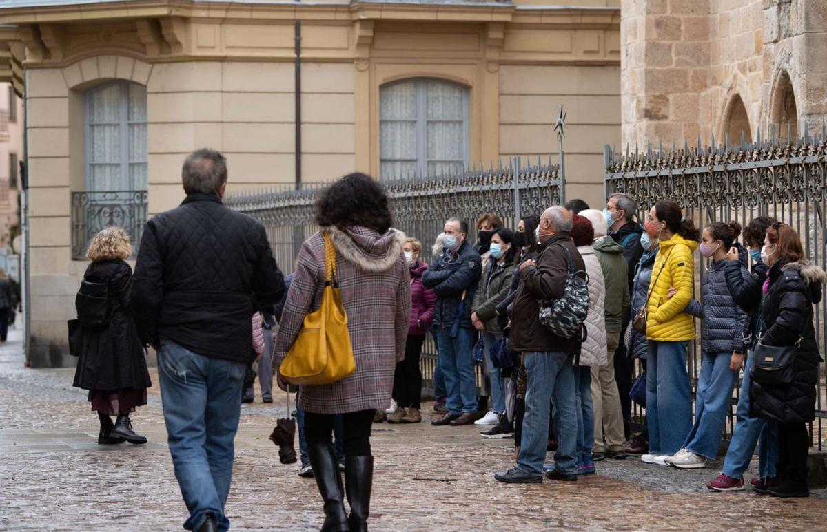 Turistas en la iglesia de Santa María Magdalena de Zamora.