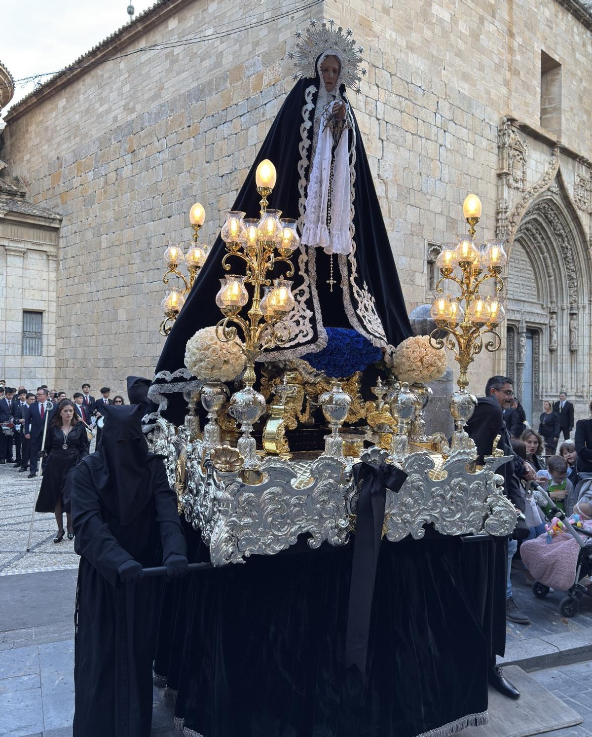 La Virgen de la Soledad saliendo de la puerta de la Iglesia.