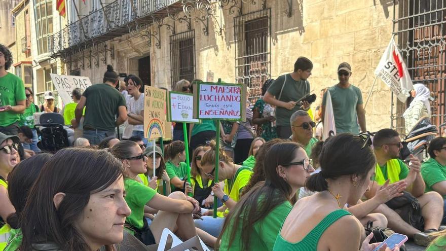Protesta de docentes de la Vega Baja en el Ayuntamiento de Orihuela