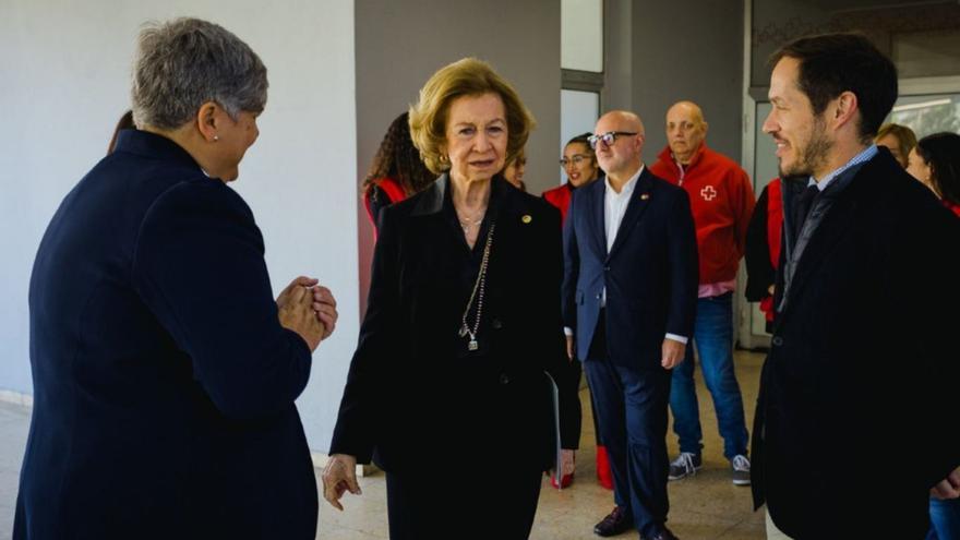 La reina emérita recorrió el centro de Los Llanos junto a la alcaldesa y el presidente del Cabildo. | | JONATHAN RODRÍGUEZ