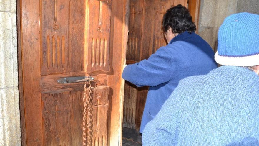 La puerta de una de las iglesias asaltadas en Sanabria