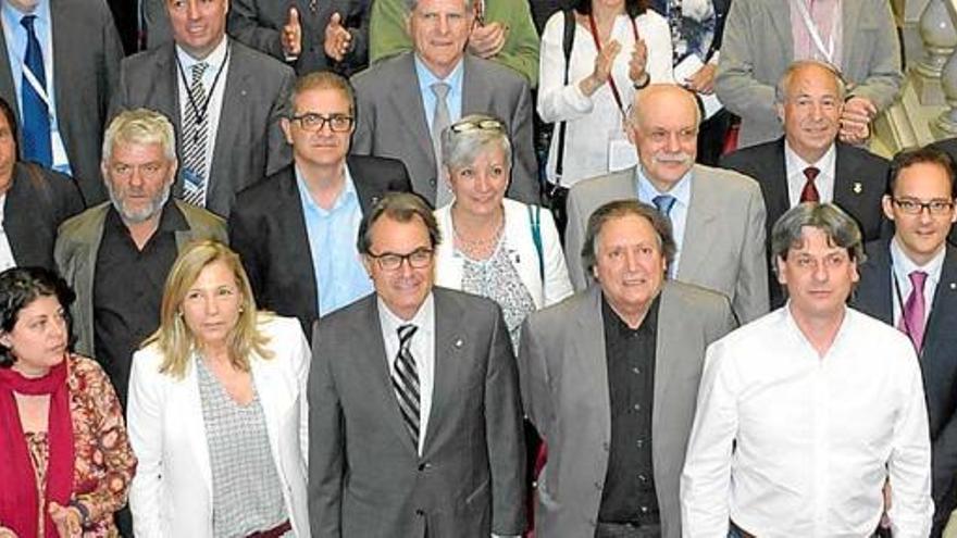 Foto de grup del alcaldes del Moianès al Parlament, el 15 d&#039;abril del 2015