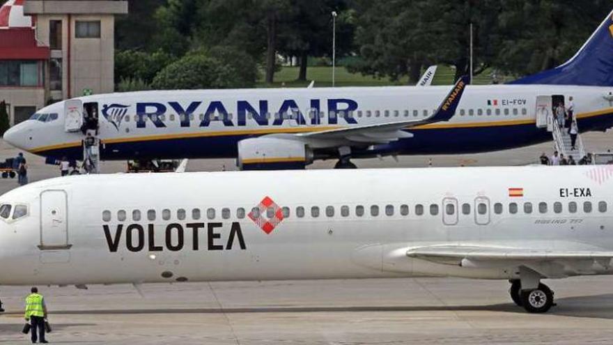 Un avión de la aerolínea Volotea y otro de la &quot;low cost&quot; Ryanair estacionados este año en el aeropuerto de Peinador. // Marta G. Brea