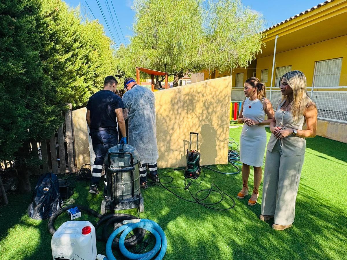 Las ediles de Sanidad (d.) y Educación (i.) supervisan las labores de desinfección.