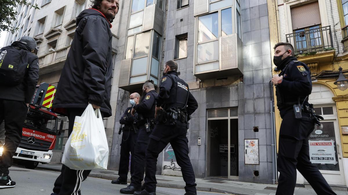 El incendio en el piso okupa del Carmen, en imágenes La Nueva España