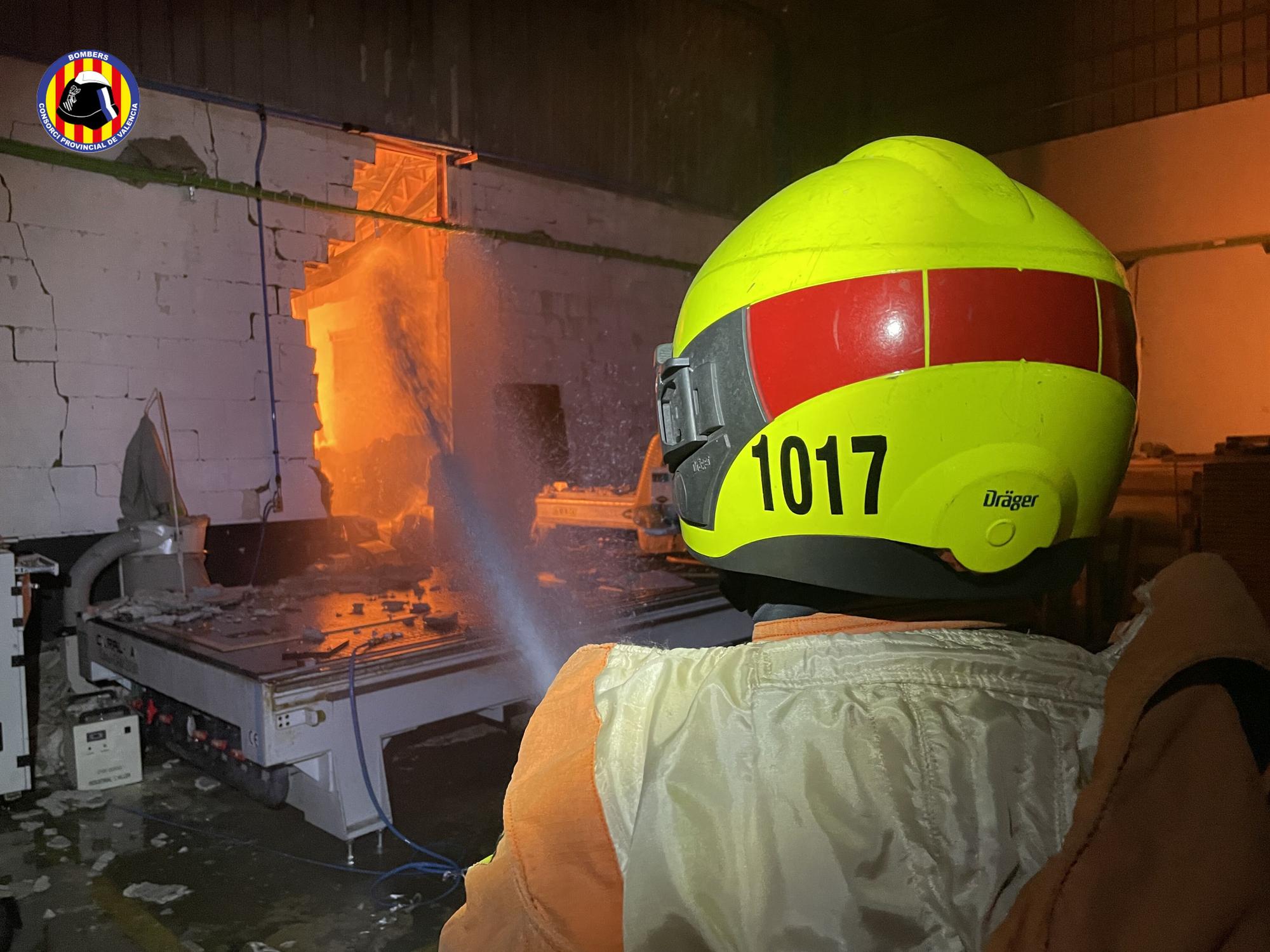 Un incendio calcina una nave industrial en Quart de Poblet