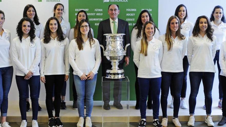 Galán asiste a un encuentro con deportistas de élite con la alicantina Danira Costa