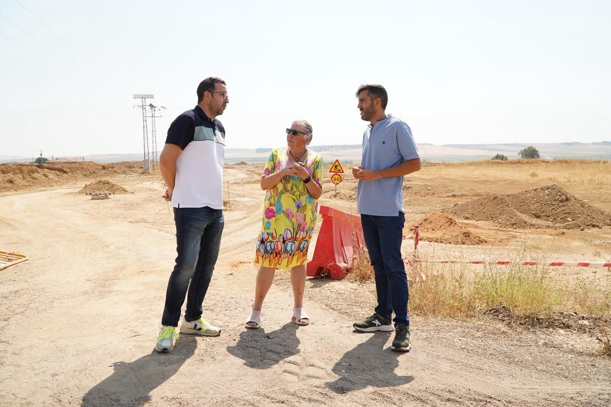 Los procuradores socialistas Iñaki Gómez y Javier García, junto a una vecina de Monfarracinos, visitan la zona industrial en la que está proyectada el centro de datos.