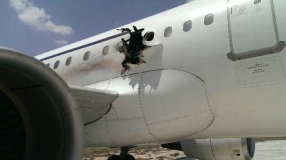 Interior del avión instantes después de que uno de los pasajeros cayera al vacío tras ser absorbido por un agujero en el fuselaje causado por una explosión.