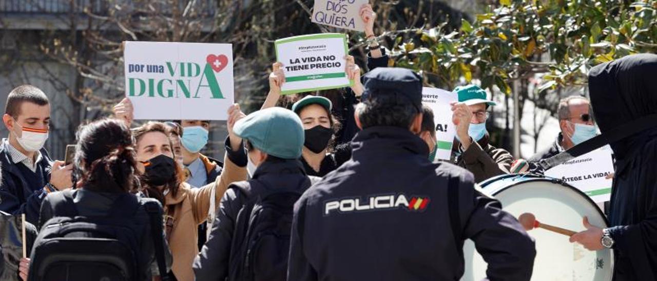 Los detractores de la eutanasia protestan ante el Congreso entre guadañas