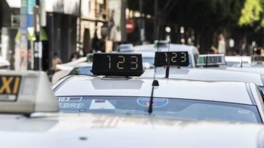 Los taxistas piden que no aumenten más las VTC.