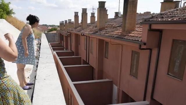 Una vecina de Rabiche muestra desde la calle de Las Bodegas  el aspecto de los diez patios recién estrenados.  | JOSE LUIS FERNÁNDEZ