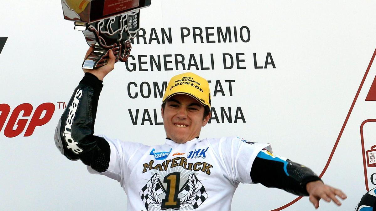 El piloto español Maverick Viñales, muestra su alegría en el podio tras proclamarse campeón del mundo gracias a su victoria en la carrera de Moto 3 del Gran Premio de la Comunidad Valenciana.