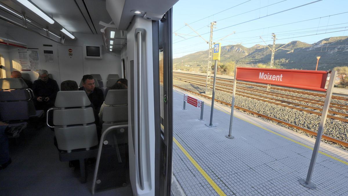 El primer tren de cercanías que paró en Moixent en 2019 tras 9 años con la línea interrumpida por obras.