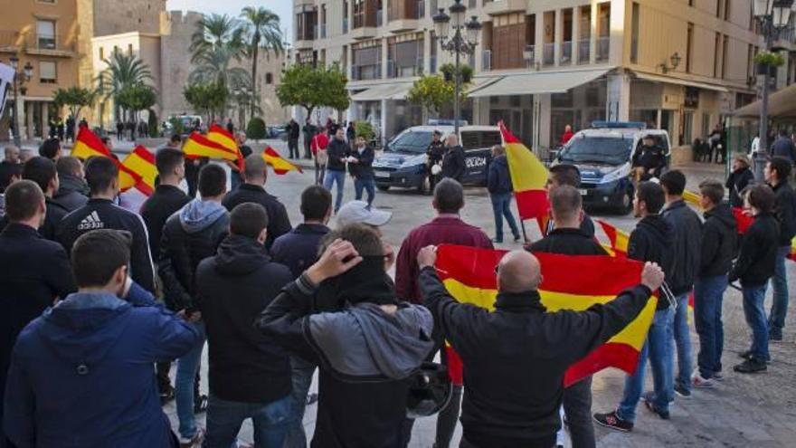 Los convocantes lanzaron consignas contra los inmigrantes ante la vigilancia policial.