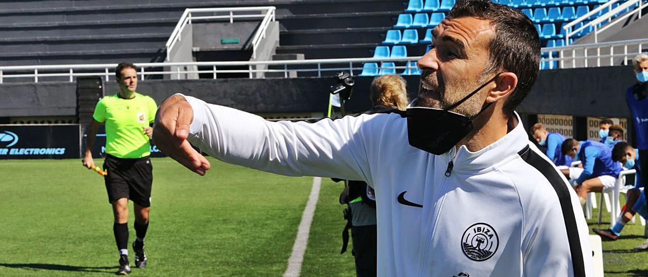 Juan Carlos Carcedo, entrenador de la UD Ibiza, da instrucciones a su equipo en un partido. | VICENT MARÍ