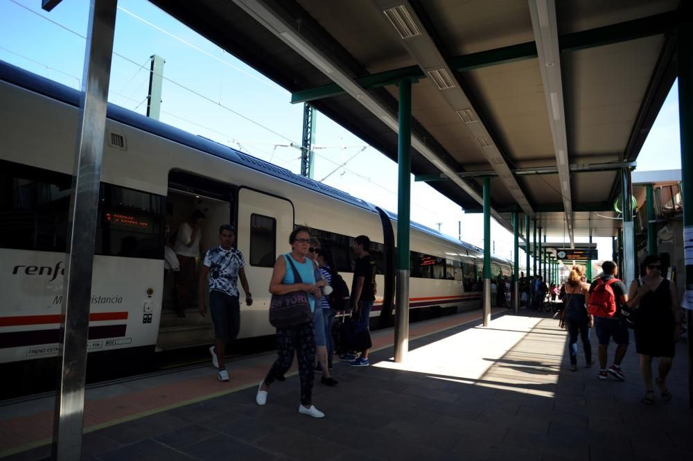 El desvío por Vilagarcía del tren Vigo-Ourense reaviva la demanda del servicio directo a Madrid. El cambio de recorrido fue un caso puntual como consecuencia del incendio forestal en Arbo