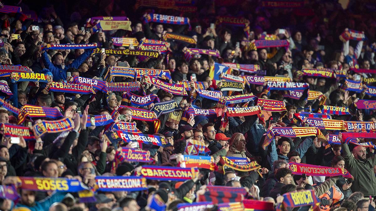 La grada azulgrana rendida a los jugadores al finalizar el partido de liga entre el FC Barcelona y el Atlético de Madrid en el Spotify Camp Nou.