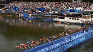 Comienzo de la prueba masculina de triatlón en el Sena en los Juegos Olímpicos de París