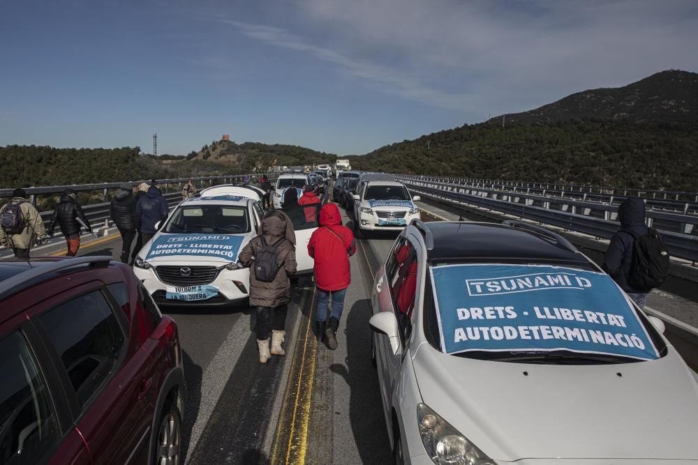 Una acció del Tsunami Democràtic talla l'AP-7 a la Jonquera